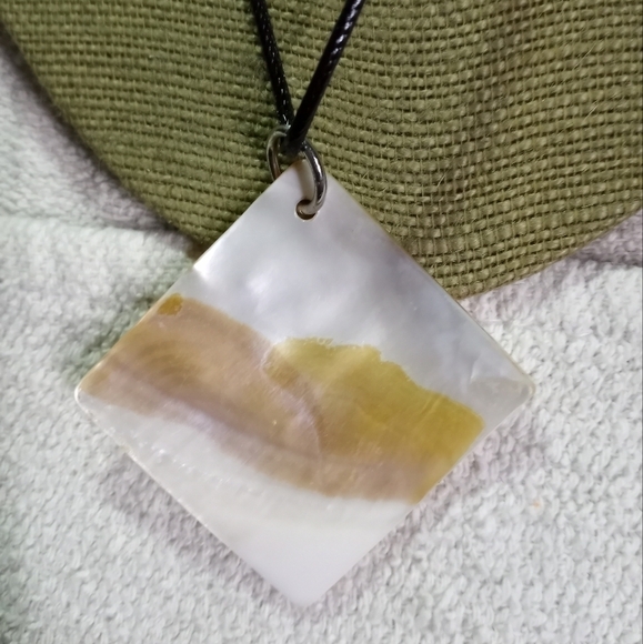 Large shell pendant with painted flower 🌸 on black cord necklace - Picture 5 of 5